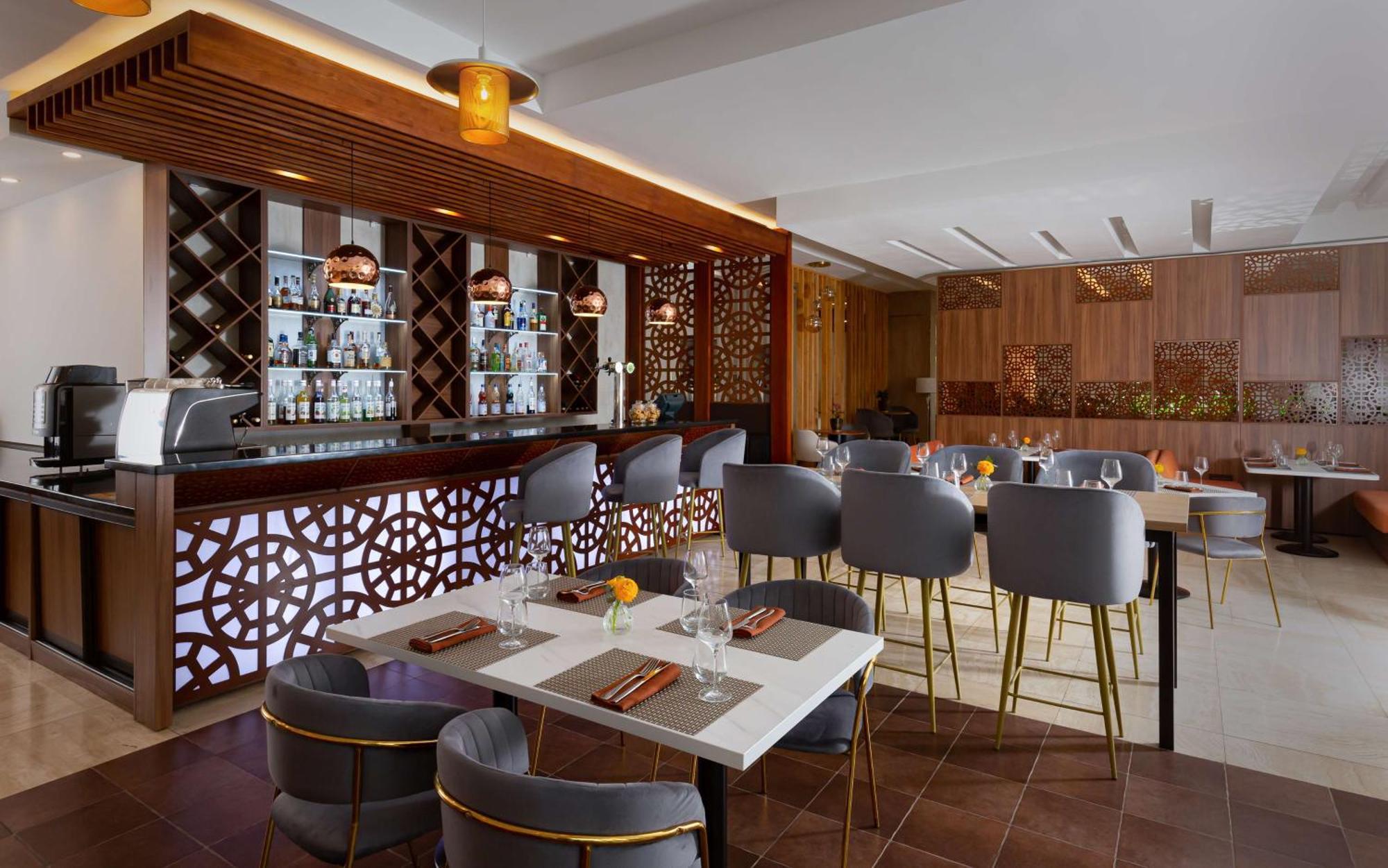Doubletree By Hilton Shymkent Hotell Exteriör bild