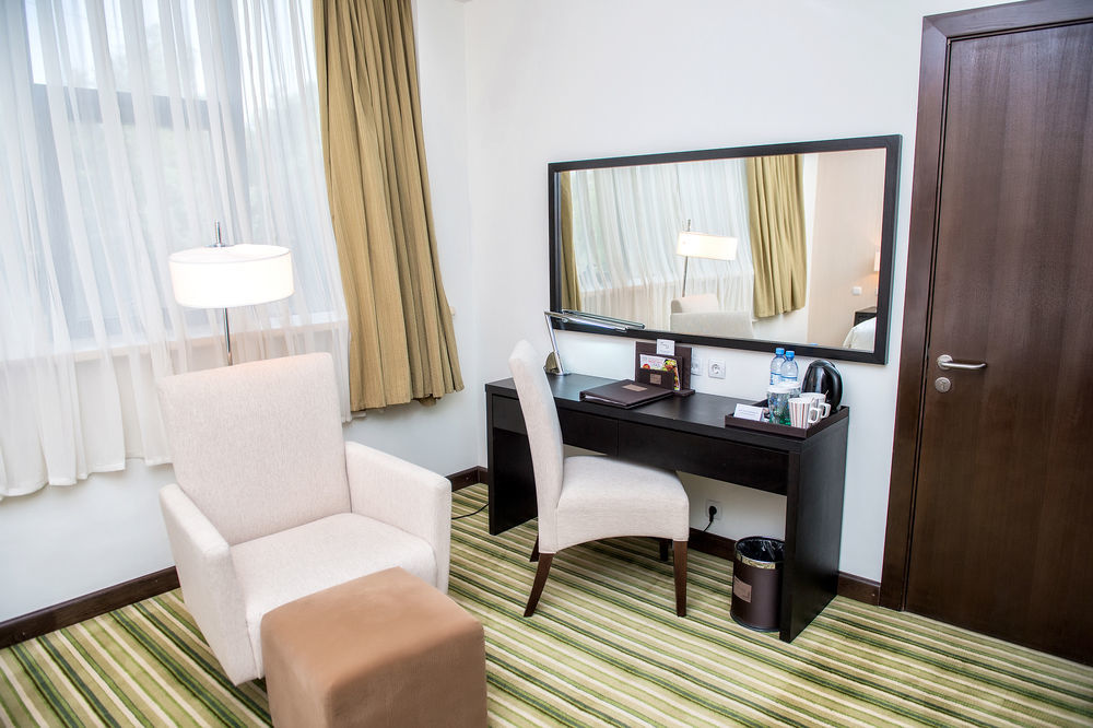 Doubletree By Hilton Shymkent Hotell Exteriör bild