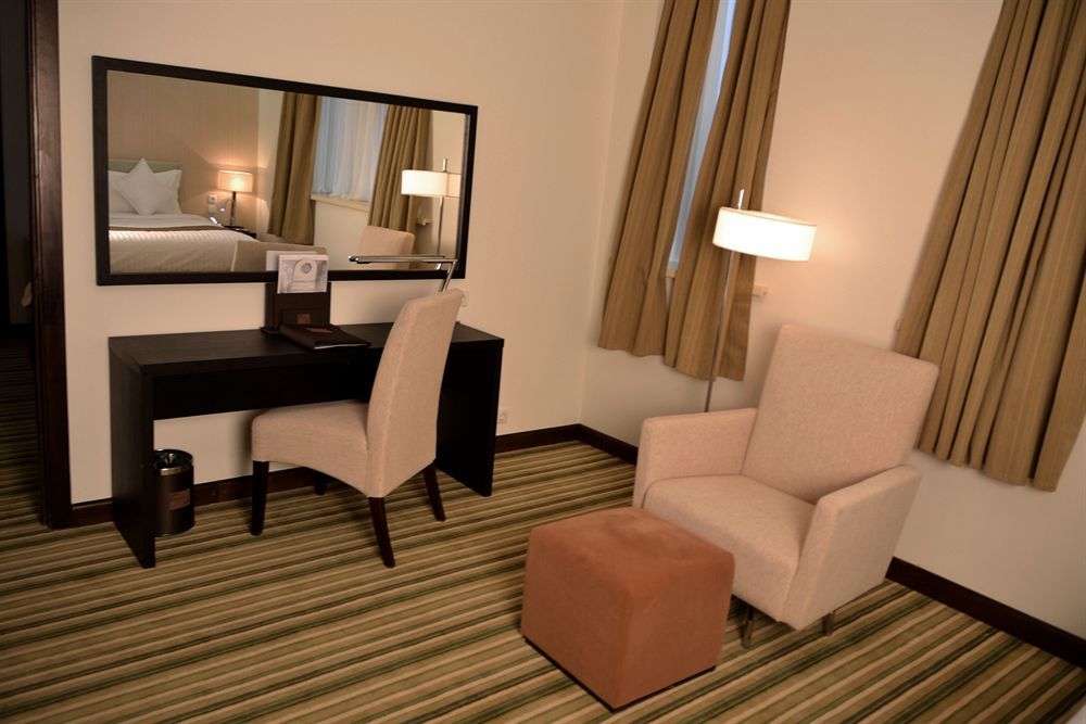 Doubletree By Hilton Shymkent Hotell Exteriör bild